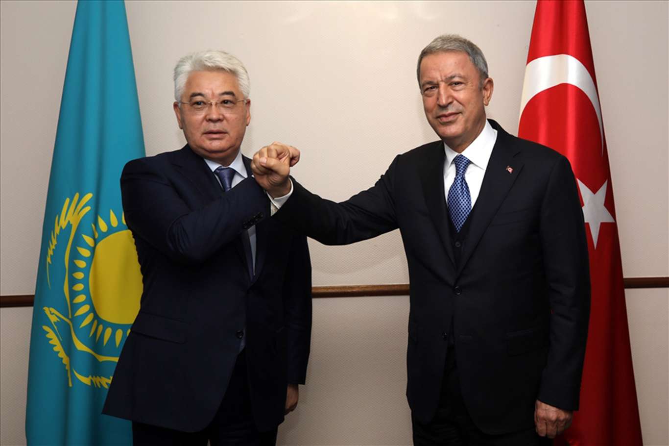 Bakan Akar, Kazakistan Sanayi ve Altyapı Geliştirme Bakanı Atakulov ile görüştü